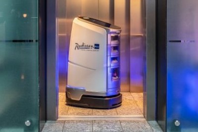 Radisson Blu Roboter im Schindler Aufzug 